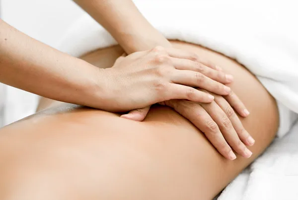 Masaje descontracturante de espalda en Love Your Body, Sarrià, Barcelona